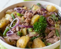 Aprendi a fazer essa salada de batata espanhola e há 10 anos faço toda semana: receita simples, fácil e muito gostosa