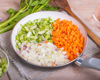 A santíssima trindade da culinária: 5 receitas do TudoGostoso que começam com cebola, cenoura e aipo refogados