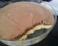 Sorvete americano com camadas de creme e chocolate