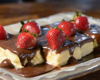 Bombom de morango na travessa