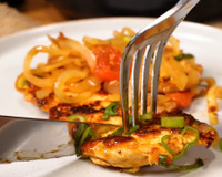 Frango suculento na frigideira: o truque para o peito de frango nunca mais ficar seco e sem graça