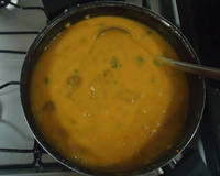 Caldo cremoso de mandioquinha salsa com carne de panela