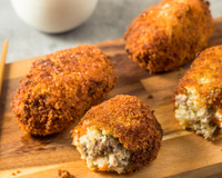 Tem carne moída sobrando? Aproveite as sobras para fazer korokke, bolinho de carne crocante que é a versão japonesa do croquete