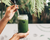 Como fazer suco detox: dicas e combinações para a sua receita saudável ficar irresistível