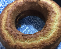 Bolo de baunilha com gotas de chocolate