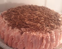 Pão de ló de chocolate com recheio e cobertura