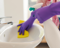 Com quantos anos você descobriu que não pode usar água sanitária em lugares fechados?