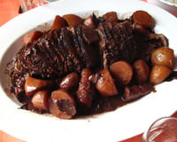 Carne assada ao molho de cerveja preta