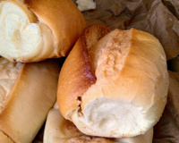 Descobri o jeito certo de guardar pão para ele durar até 7 dias fora da geladeira