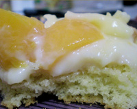 Bolo torta de pêssego em calda