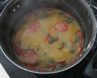 Caldo de batata-doce com linguiça calabrasa