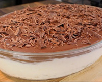 Mousse de prestígio: sobremesa maravilhosa na travessa para servir no almoço do fim de semana