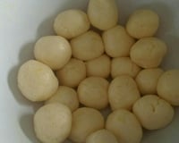 Pão de queijo mineiro cascudo e macio por dentro