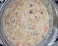 Macarrão ao molho branco com bacon e camarão