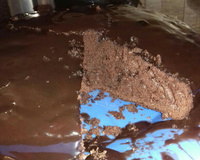 Bolo de chocolate com cobertura cremosa