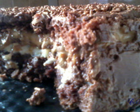 Bolo recheado com doce de leite, ameixa e cocada