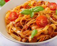 Bê-á-bá do macarrão: aprenda a diferenciar fettuccine, farfalle, pappardelle, fusilli, rigatoni, linguine, casarecce, penne e spaghetti