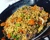 Yakissoba de carne com legumes do ED