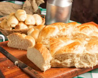 Domingo é dia de descansar, por isso este pão de micro-ondas do TudoGostoso que fica pronto em minutos é perfeito!