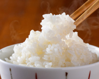 Como os japoneses comem tanto arroz todos os dias sem engordar? A regra das porções, a estrutura das refeições e os hábitos que fazem a diferença