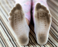 Minhas meias brancas sempre ficavam sujas nas solas até que eu descobri esse truque de lavanderia