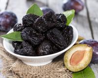 Benefícios e malefícios da ameixa seca: saiba por que comer a fruta desidratada, quanto consumir e cuidados