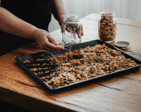 Como fazer granola caseira: aprenda o passo a passo e os benefícios dessa receita