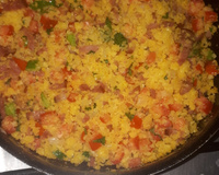 Farofa de cuscuz com linguiça