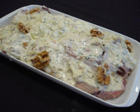 Carne assada com molho de nozes e manjericão