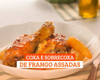 Coxa e sobrecoxa de frango assado no forno