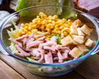 Descobri essa receita de salada de ovos com presunto e picles no TudoGostoso e fiquei viciada: uma ideia rápida e fácil para qualquer ocasião