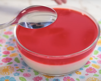 Gelatina com leite condensado e creme de leite na travessa: sobremesa fácil e com cara de festa do TudoGostoso que todo mundo ama