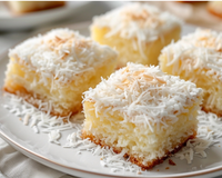 Bolo de coco sem farinha trigo fica muito cremoso e molhadinho com a cobertura de leite condensado