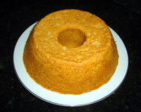 Bolo de cenoura e cobertura de leite condensado cozido com coco