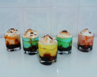 Chico balanceado com banana