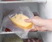 O jeito certo de guardar queijo na geladeira para ele não ressecar, mofar ou perder sabor rápido demais