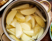 É por isso que você deve começar a cozinhar suas batatas com casca