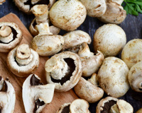 Não é necessário demorar muito tempo limpando uma montanha de cogumelos se você souber o truque superfácil que os restaurantes usam