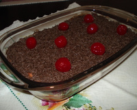 Pavê de brigadeiro com cerejas