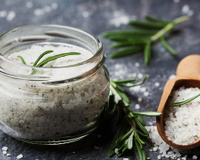 Coloquei alecrim e sal grosso em um frasco e não paro mais: o motivo é simples e não tem preço