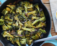 Brócolis assado na panela com anchovas e queijo parmesão: essa é a receita mais deliciosa e fácil para aproveitar ao máximo esse vegetal