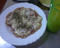 Pizza de pão velho na frigideira