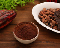 Cacau alcalino, cacau black e cacau natural: qual a diferença e quando usar cada um?