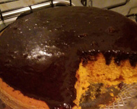 Bolo de cenoura com calda de chocolate