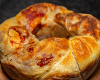 Sem batedeira e sem sovar: pão de calabresa do TudoGostoso é tão fácil que você vai querer fazer toda semana