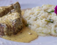 Filé mignon ao molho de mostarda com risoto de alho-poró