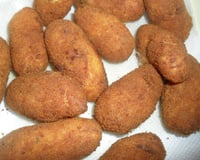 Bolinho de batata com carne seca (ou frango) e queijo