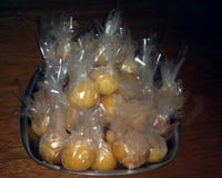 Bala de coco caramelizada (bala baiana ou bala de ovo)