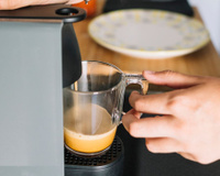 Café de cafeteria sem sair de casa: essa máquina expresso está com mais de R$ 230 de desconto!