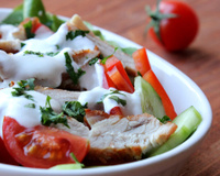 Aqui está o jantar leve que você tanto procura: salada de frango grelhado com molho iogurte e limão fácil e rápido
